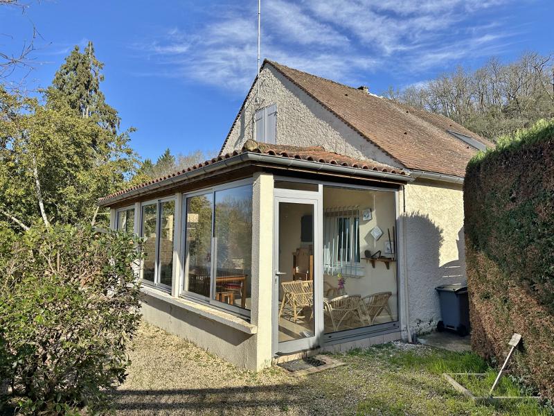 10 MIN. SOUTH OF SARLAT - WITHIN A SMALL SUBDIVISION, QUIET - HOUSE WITH SWIMMING POOL ON FENCED LAND - IDEAL FAMILY 
