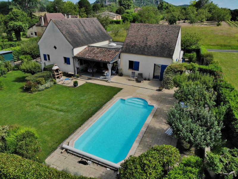 10 MIN. SOUTH FROM SARLAT - IN THE DORDOGNE VALLEY - CONTEMPORARY HOUSE WITH SOUTHERN ACCENTS, PLEASANT TO LIVE IN, WITH A BEAUTIFUL LANDSCAPED LAND AND BEAUTIFUL POOL AREA!!