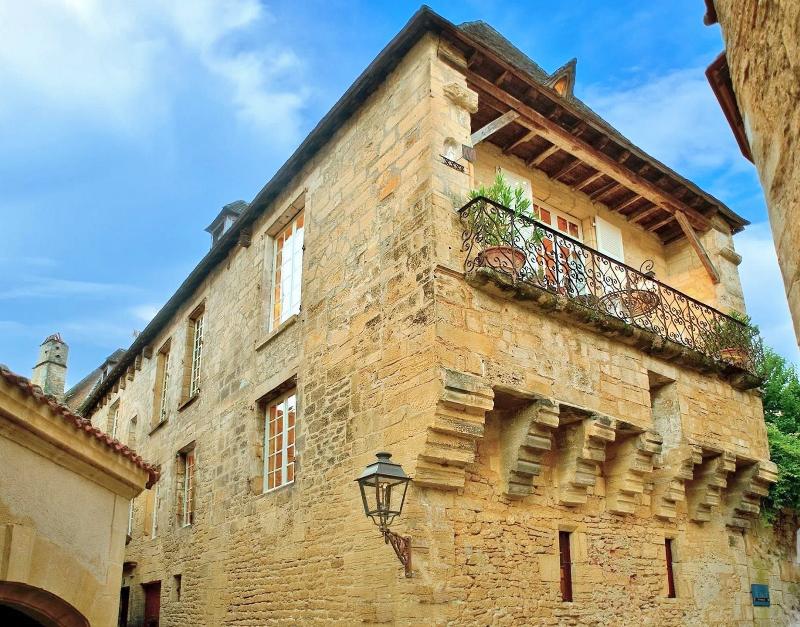 IN THE HISTORIC CENTRE OF SARLAT ! MAGNIFICENT ORIGINAL MEDIEVAL BUILDING COMPRISING 6 TOP-OF-THE-RANGE UNITS DIVIDED INTO 3 APARTMENTS AND 3 STUDIOS.