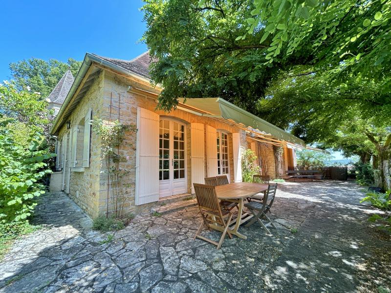 12 MINS FROM SARLAT IN THE HEART OF A MEDIEVAL BASTIDE TOWN WITH SHOPS AND RESTAURANTS WITHIN WALKING DISTANCE, SUPERB STONE HOUSE OF 210M² TASTEFULLY RENOVATED AND BENEFITING FROM A VERY CHARMING ENCLOSED GARDEN OF 1560 M² WITH LOVELY VIEWS.
