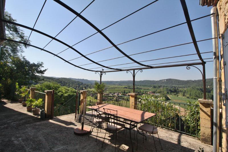 LA ROQUE-GAGEAC / IN A QUIET DEAD END WAY, THIS HOUSE, CLINGING TO THE CLIFF, ENJOYS AN EXTRAORDINARY VIEW OVER THE DORDOGNE VALLEY - A MOST UNUSUAL PROPERTY TO DISCOVER WITHOUT DELAY!!