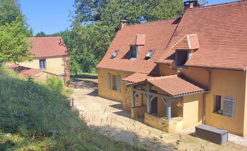 A 10 MINUTES DE SARLAT, TRES BELLE PROPRIETE COMPRENANT UNE MAISON PRINCIPALE, UNE MAISON D'AMIS, UNE PISCINE ET 1,24HA DE TERRAIN !! 