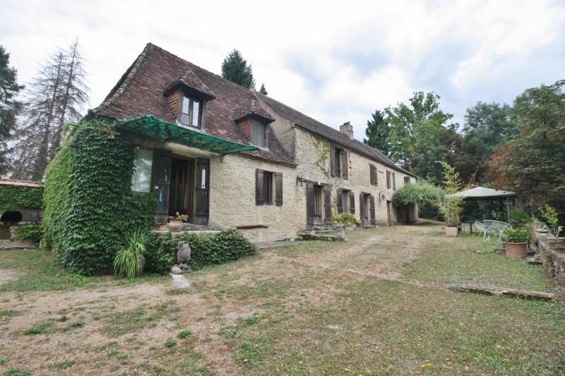 A 30 MIN. OUEST DE SARLAT - DANS LA VALLEE DE LA DORDOGNE - LONGERE EN PIERRE DU XIXème SIECLE SISE DANS UN ENVIRONNEMENT DES PLUS CALMES AVEC VUE DEGAGEE - A 5 MIN. DE TOUTES COMMODITES ET GARE !! A DECOUVRIR !!