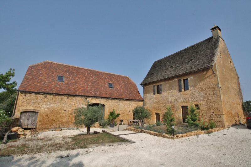 15 MIN. NORTH FROM SARLAT - QUALITY RESTORATION FOR THIS HOUSE WITH SLAB ROOFS, WITH ITS ATTACHED BARN - GREAT COMFORT OF LIVING COMBINED WITH THE AUTHENTICITY OF OLD STONES!! COUP DE COEUR !!