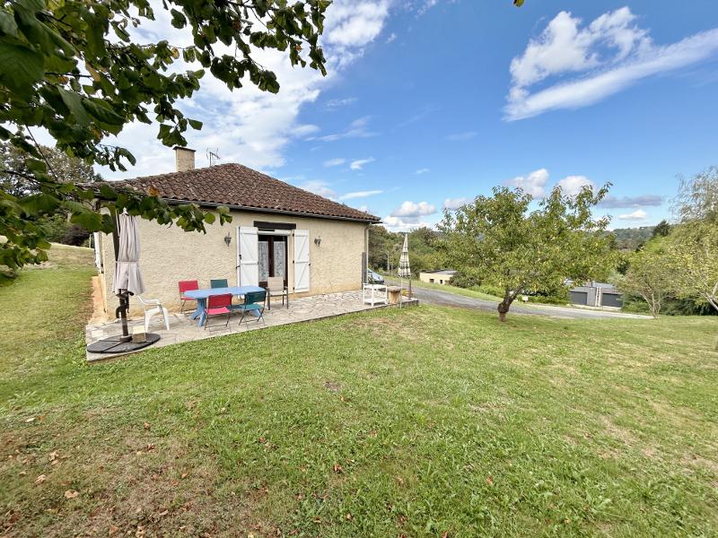 RARE SUR LE MARCHE, A SARLAT, AU CALME ET PROCHE DU CENTRE-VILLE, JOLIE PETITE MAISON AVEC BELLE VUE ET 9272M² DE TERRAIN !